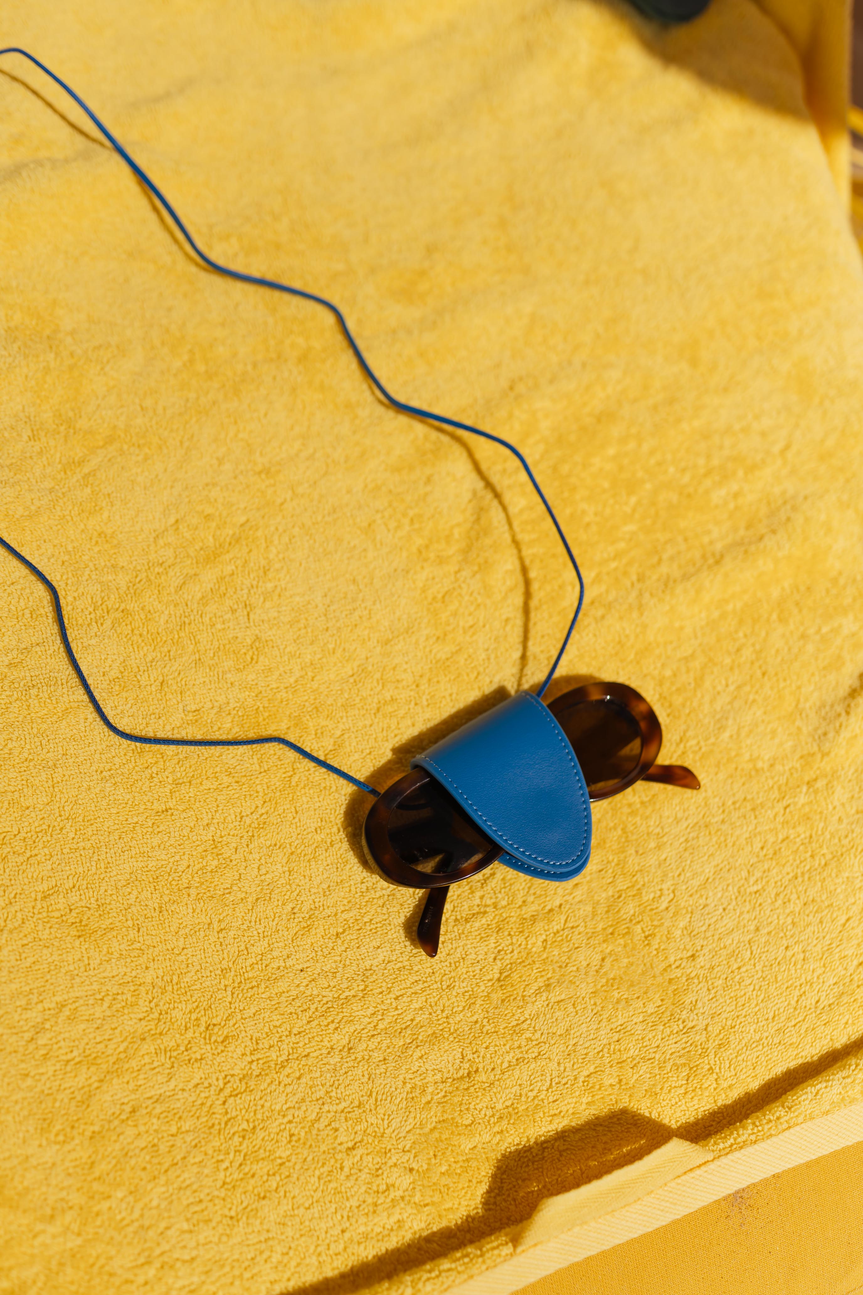 Blue Pavo Glasses Holder